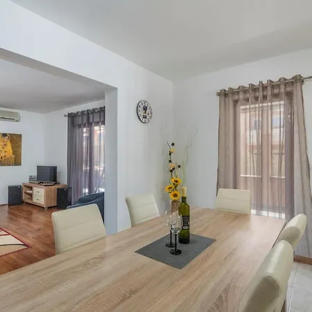 Emanuela With Private Pool * Loborika