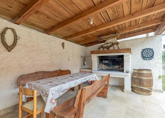 Emanuela With Private Pool Daire