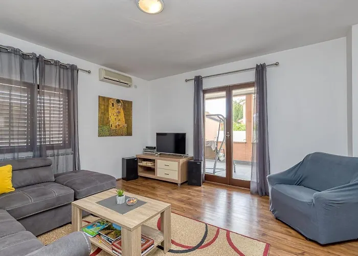 Emanuela With Private Pool Daire *