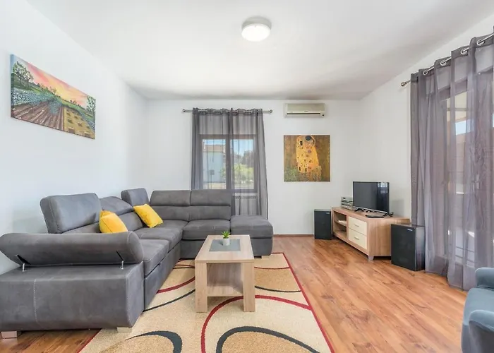 Daire Emanuela With Private Pool Loborika