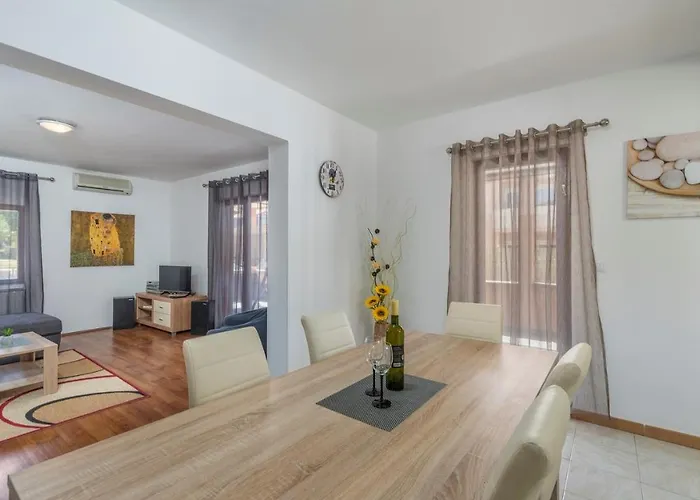 Emanuela With Private Pool * Loborika