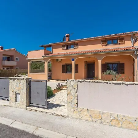 Emanuela With Private Pool דירה