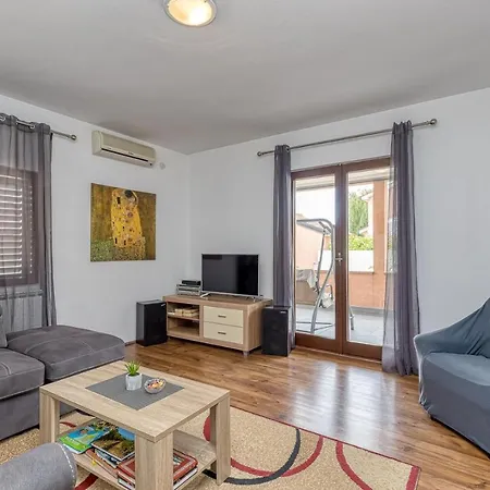 Emanuela With Private Pool דירה *