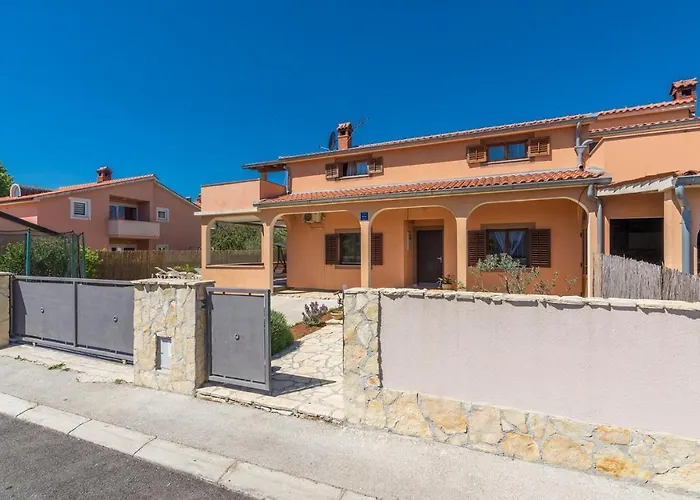 Emanuela With Private Pool 아파트