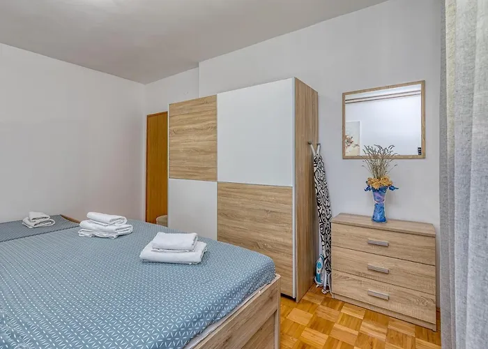 Emanuela With Private Pool 아파트