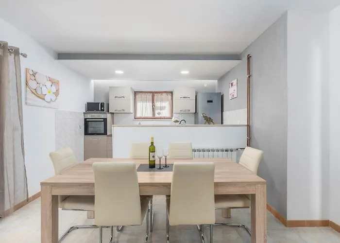 Emanuela With Private Pool 아파트 Loborika