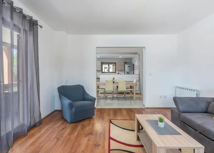 아파트 Emanuela With Private Pool