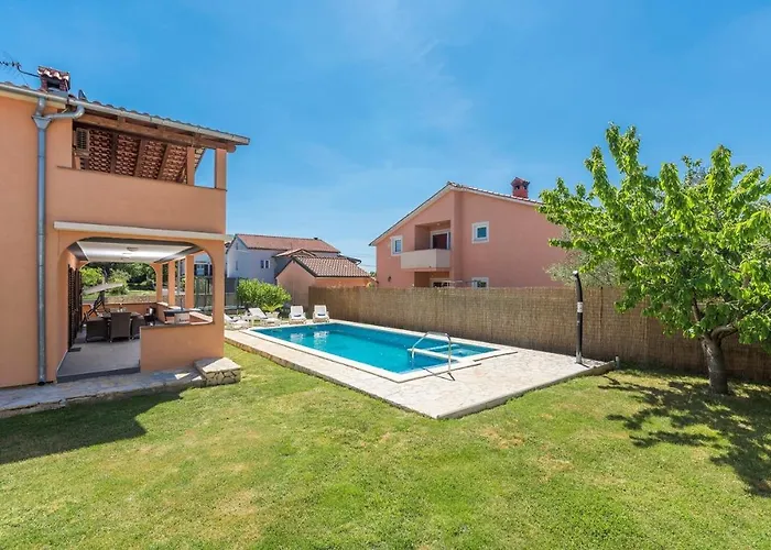 Emanuela With Private Pool דירה *