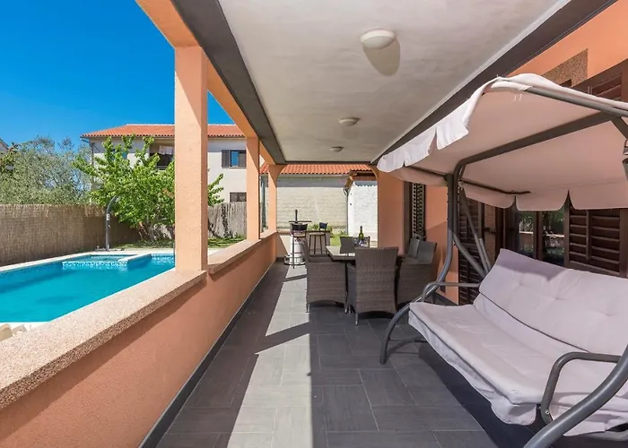 Emanuela With Private Pool 아파트